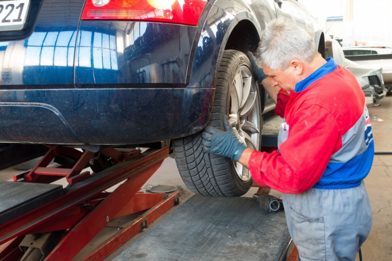 boutique-VALLAURIS-min_auto_repair_repair_lift_auto_mechanic_work_clothes_master_professional_man_of_the_fold-685629