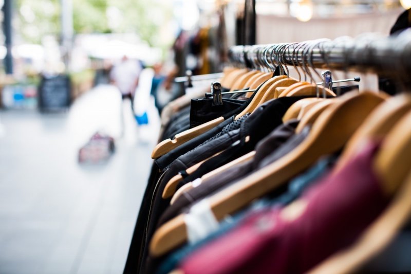 boutique-VALLAURIS-min_blur_close_up_focus_hanger_jacket_market_people_rack-1176303