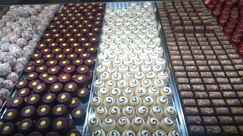 boutique-VALLAURIS-min_chocolates_milk_chocolate_white_chocolate_truffles_candy_food_treat_cacao-1213769