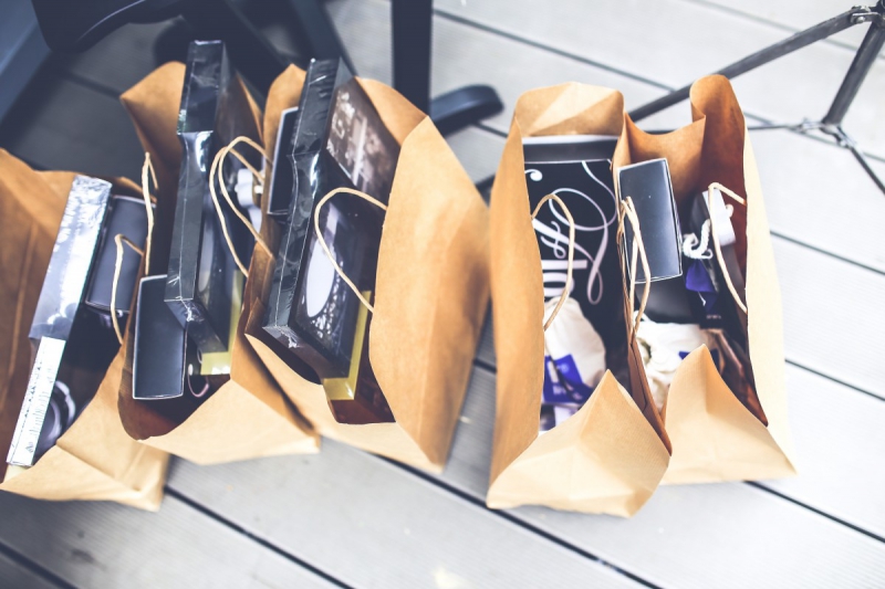 boutique-VALLAURIS-min_shop_shopping_bags_gift_brown_blank_market_product-722676