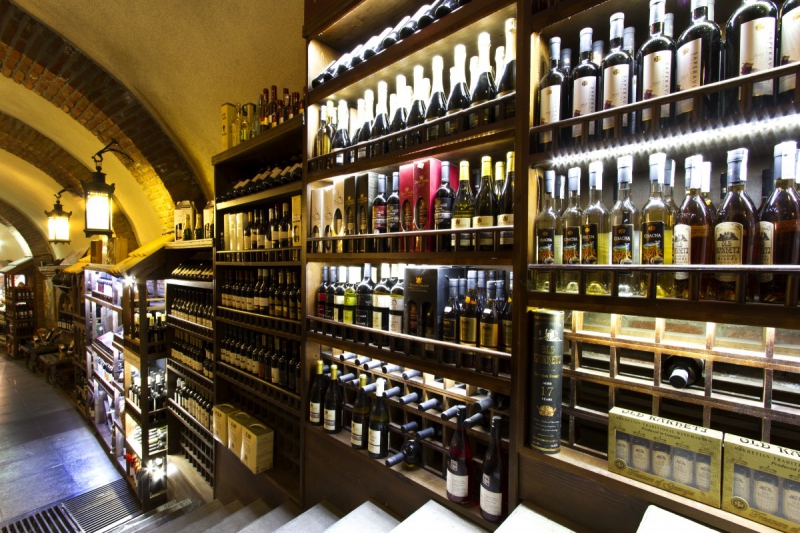 boutique-VALLAURIS-min_world_street_travel_shop_canon_georgia_wine_bottles-429767